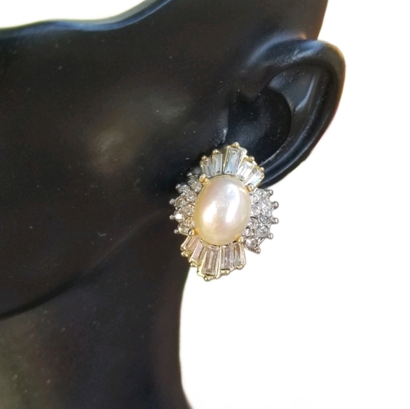 VINTAGE 1980s GOLDTONE, FAUX PEARL & BAGUETTE RHINESTONE CLIP ON EARRINGS - Picture 1 of 7